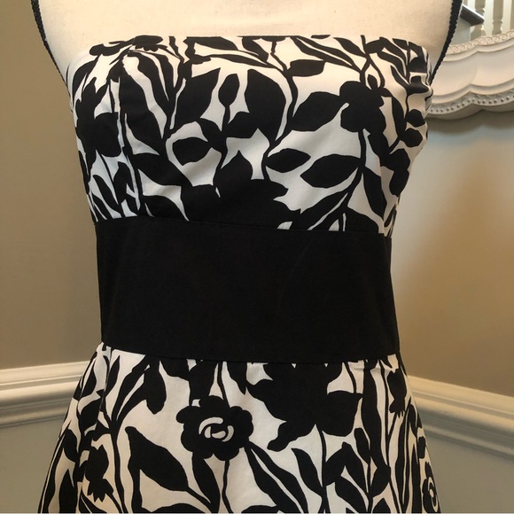White House Black Market Black and White Floral Cocktail Dress Size 4. - Picture 4 of 7
